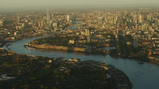 ロンドン都市景観住宅および商業建物高層ビル川テムズ イングランド イギリス上サンシャインの空中サンライズ ビュー — ストック動画