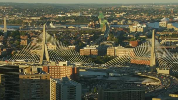 Luftaufnahme Metropolregion Der Kabel Blieb Mehrspurige Bunker Hill Pendler Straßenbrücke — Stockvideo