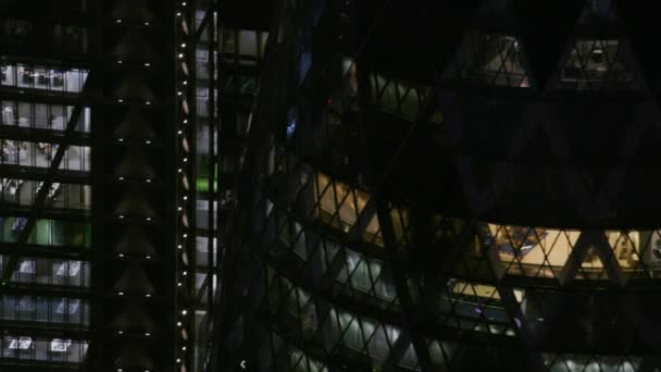 伦敦英国 2017年11月 空中接近的看法在夜照亮了办公室黄瓜现代玻璃摩天大楼城市伦敦英国英国 — 图库视频影像