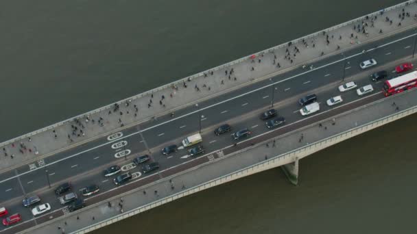 伦敦英国 2017年11月 鸟瞰关闭通勤者交通和行人在日落伦敦桥泰晤士河英格兰英国 — 图库视频影像