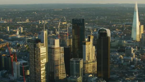 ロンドン 2017年 夕焼け空撮ロンドン都市景観地区高層ビル太陽フレアからシャードとガーキン ガラス構造イギリス — ストック動画