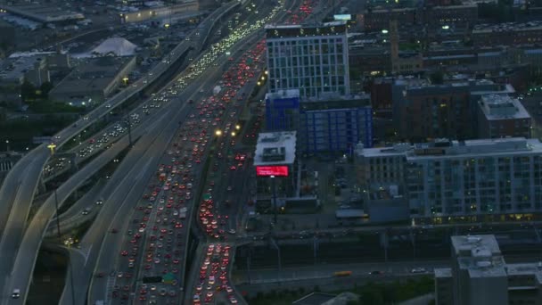 Boston Noviembre 2017 Vista Nocturna Iluminada Aérea Del Tráfico Vehículos — Vídeo de stock