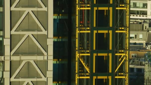Cheesegrater オフィス超高層ビルのエレベーター シャフトのビュー日の出間近で空中ガラス外装ロンドン イングランド イギリス — ストック動画