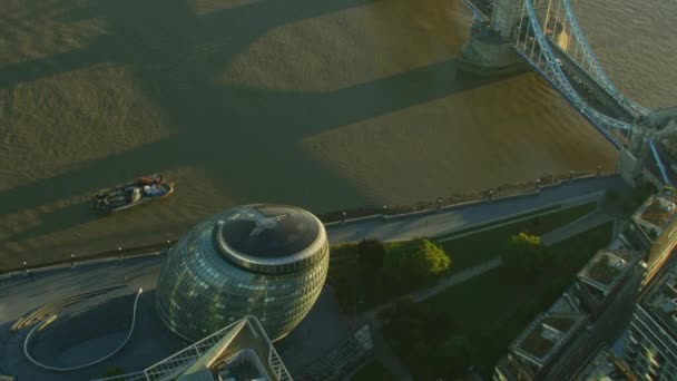 Aerial Sunrise Utsikt Från Stadshuset Över Floden Thames Tower Bridge — Stockvideo