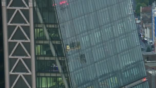 空中特写视图照明办公室通过锥形玻璃外部的利登霍尔大厦 Cheesegrater 伦敦英格兰联合王国 — 图库视频影像