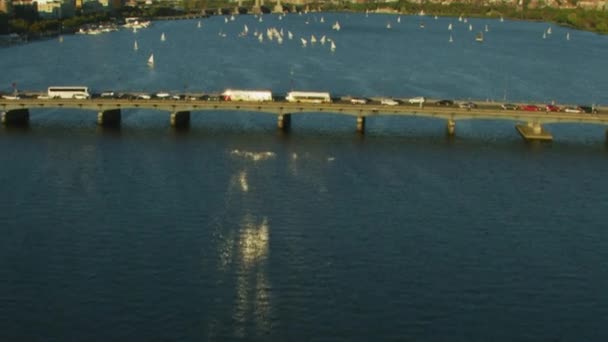 美国波士顿 2017年11月 鸟瞰马萨诸塞州大桥查尔斯河市中心城市摩天大楼在美国马萨诸塞州剑桥地区的空中显示阳光景观 — 图库视频影像