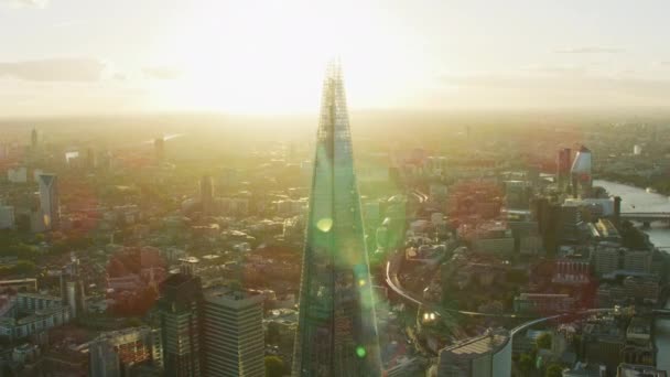 伦敦英国 2017年11月 空中日落视图与太阳耀斑碎片现代玻璃摩天大楼伦敦城市景观住宅和商业建筑英国英国 — 图库视频影像