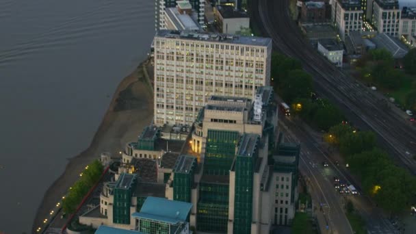 Aerial View Sunset Mi6 Albert Embankment Intelligence Service Headquarters River — Stock Video