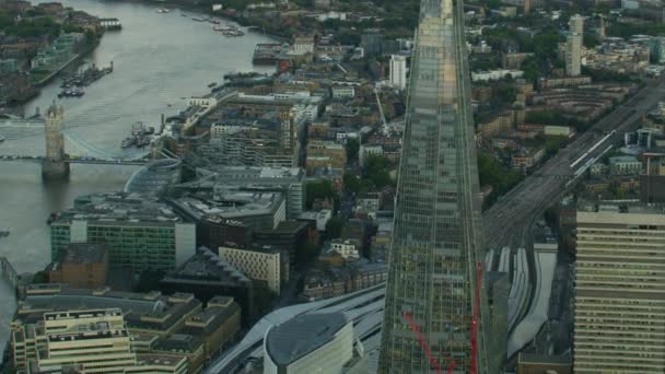 ロンドン 2017年 空中サンセット ビューからシャード ガラス超高層ビル タワー ブリッジ通勤交通川テムズ市庁舎ロンドン イギリス — ストック動画