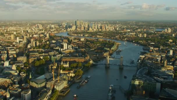 Vista Aérea Del Río Támesis Atardecer Tower Bridge Hms Belfast — Vídeo de stock