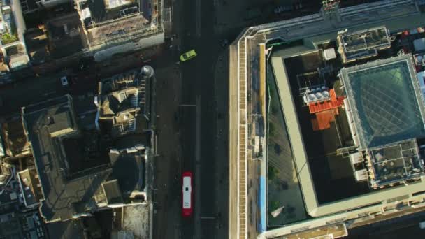 商業および住宅の屋根公共交通機関通勤車ロンドン街イギリスの空撮日の出 — ストック動画