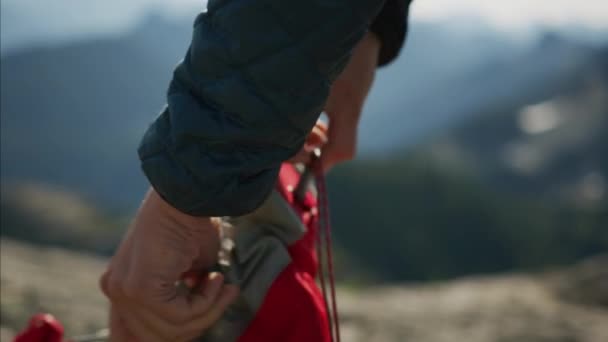 Ativo Caucasiano Americano Mulher Alpinista Aventura Com Óculos Sol Preparando — Vídeo de Stock