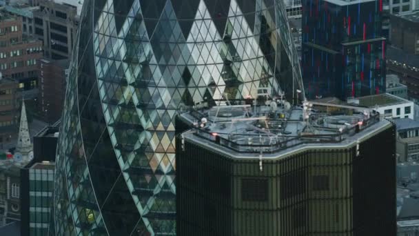 伦敦英国 2017年11月 空中特写视图黄瓜 Cheesegrater 玻璃镶板摩天大楼在伦敦的日落城市英国联合王国 — 图库视频影像