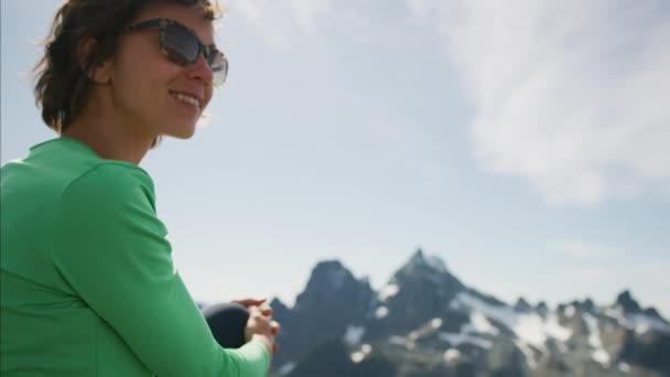 快乐的高加索美国女登山者到达远征挑战成功坐在 Habrich Squamish 山谷顶部加拿大 — 图库视频影像