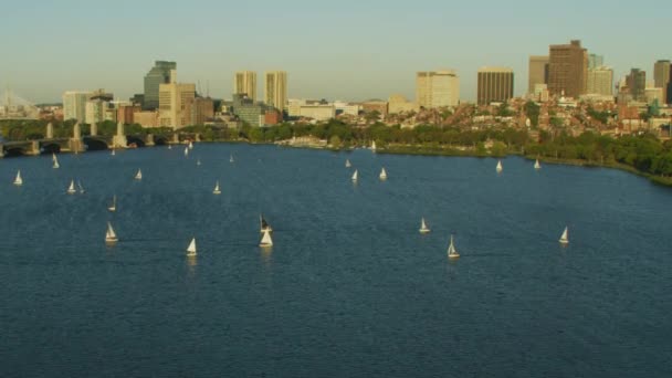 在查尔斯河市中心城市摩天大楼金融区的朗费罗大桥和风帆船鸟瞰美国马萨诸塞州波士顿 — 图库视频影像