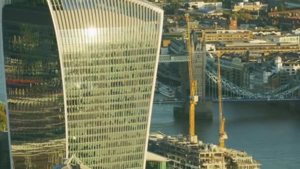 ロンドン 2017年 夕焼け空撮トランシーバー現代商業高層ビルやタワー ブリッジ通勤交通川テムズ ロンドン イギリス — ストック動画