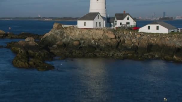 空中はプリマス郡ブリュー スター島マサチューセッツ湾アメリカ灯台ボストン ライトのビューを明らかにします — ストック動画