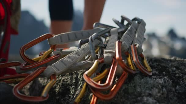 Selbstbewusste Kaukasische Amerikanische Bergsteigerin Bereitet Karabiner Auf Das Klettern Extremer — Stockvideo