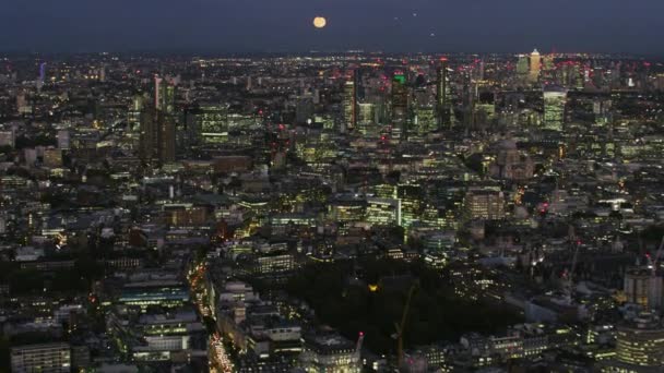 Vista Aérea Por Noche Rascacielos Iluminados Calles Ciudad Edificios Comerciales — Vídeos de Stock