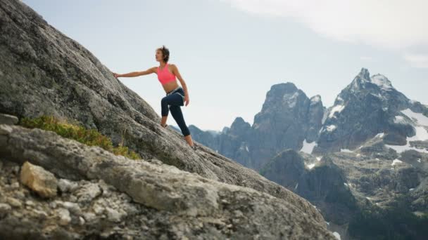 年轻的高加索美国女性健身登山者攀登 Habrich Squamish 山谷加拿大 — 图库视频影像