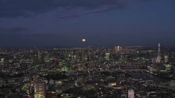 Luft Nacht Ansicht Mondschein Über Beleuchtete Stadtbeleuchtung London Skyline Fluss — Stockvideo