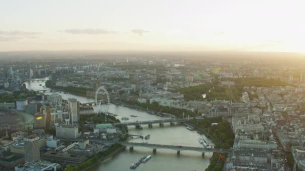 川テムズ ミレニアム ホイール バッキンガム宮殿 ジェームス公園のモール ロンドン イギリスに沿って空中サンセット ビュー — ストック動画