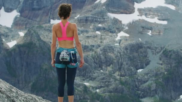 自信的高加索美国女探险登山者攀登芒 Habrich Squamish 山谷加拿大 — 图库视频影像