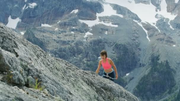 Счастливая Спортсменка Канадская Альпинистка Празднует Достижение Цели Вершине Горы Хабрич — стоковое видео
