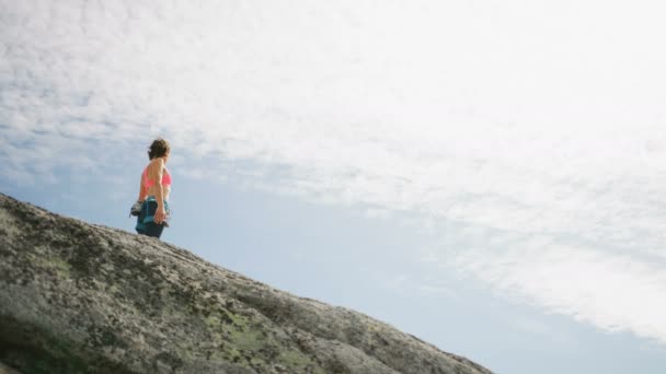 Confianza Caucásica Americana Escaladora Rocosa Lograr Objetivo Cumbre Montaña Squamish — Vídeos de Stock