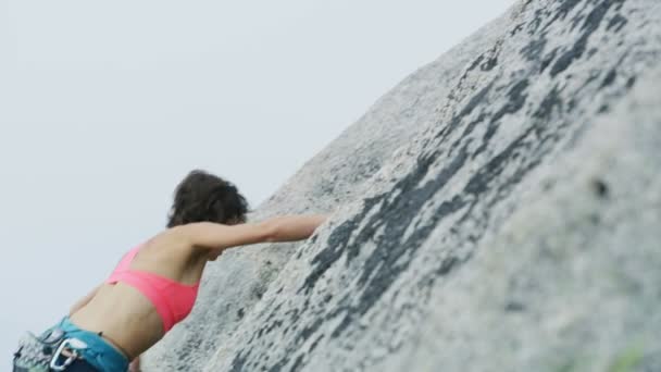 年轻活跃高加索美国女探险登山者攀岩山 Habrich Squamish 山谷加拿大 — 图库视频影像