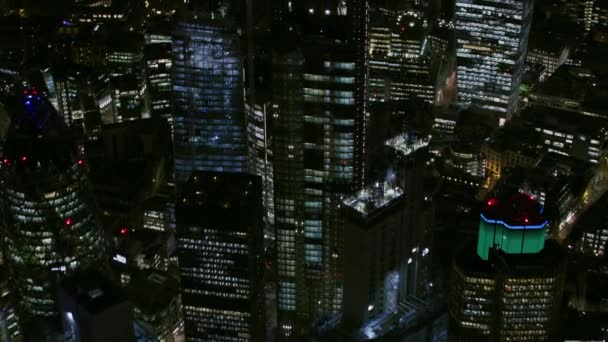 夜间鸟瞰伦敦金融区路灯照亮现代商业摩天大楼黄瓜对讲机英国英国 — 图库视频影像
