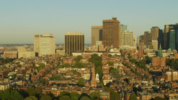 ボストン都市圏郊外と都市高層ビルのスカイライン学習と植民地マサチューセッツの歴史的な首都の空撮 — ストック動画