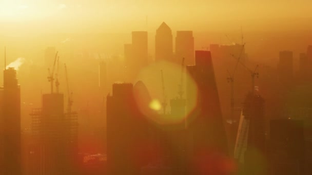 在伦敦城市金融区天际线和商业摩天大楼英国英国的空中日出视图与太阳耀斑阳光 — 图库视频影像