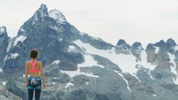 年轻自信的白种美国女探险登山者攀登芒 Habrich Squamish 山谷加拿大 — 图库视频影像