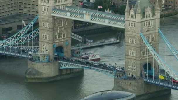 Solnedgången Flygfoto Rusningstrafik Korsar Floden Themsen Tower Bridge Och Passagerarfärja — Stockvideo
