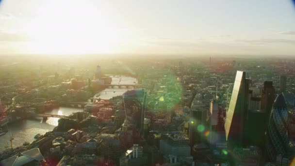 Luchtfoto Met Zon Flare Zonsondergang Londen Stadsgezicht Financiële Wijk Wolkenkrabbers — Stockvideo