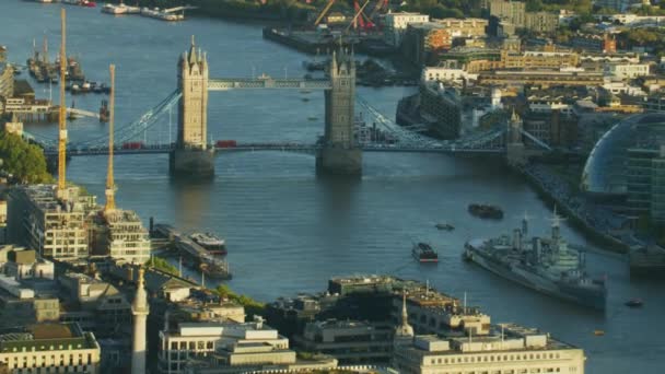 ロンドン 2017年 夕焼け空撮タワー ブリッジ Hms ベルファスト川テムズ ロンドン都市景観からシャード現代ガラスの超高層ビル イギリス — ストック動画