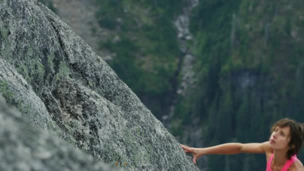 Jovem Fitness Caucasiano Americano Aventura Feminina Alpinista Escalando Montanha Rocha — Vídeo de Stock