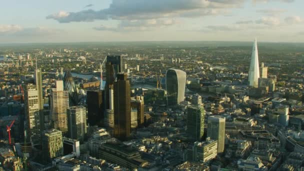 サンセット ロンドン都市景観地区高層ビル トランシーバー トーキー川テムズ川タワー ブリッジ イングランド イギリスで英国ロンドン 2017年 — ストック動画