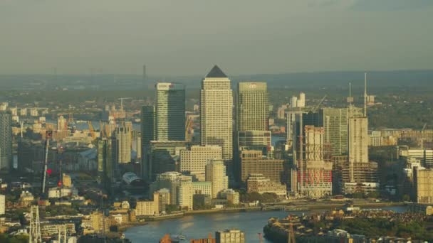 サンセット カナリーワーフ地区現代商業高層ビル つカナダ スクエア ロンドン イングランド イギリスで英国ロンドン 2017年 — ストック動画