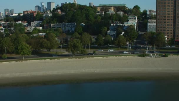 Vista Aérea Ciudad Dorchester Heights National Sitio Histórico Edificios Rascacielos — Vídeo de stock