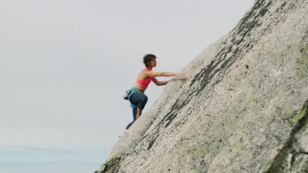 Jonge Actieve Vrouwelijke Avontuur Klimmer Rock Klimmen Van Rotsachtige Extreme — Stockvideo