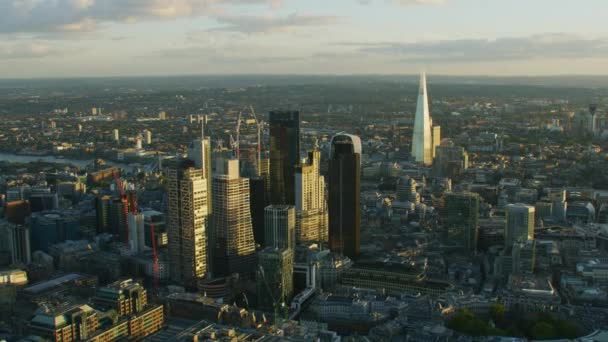 ロンドン 2017年 夕焼け空撮ロンドン都市景観地区高層ビル太陽フレアからシャードとガーキン ガラス構造イギリス — ストック動画