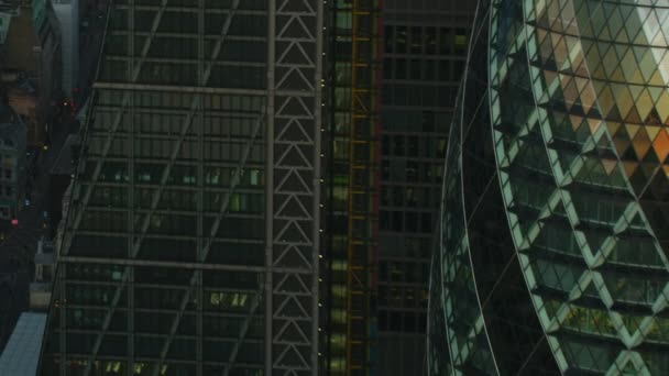 夜明けロンドン市金融街高層ビルと街並みガーキン Cheesegrater 高層商業ビル イギリス ロンドン英国 2017年 — ストック動画