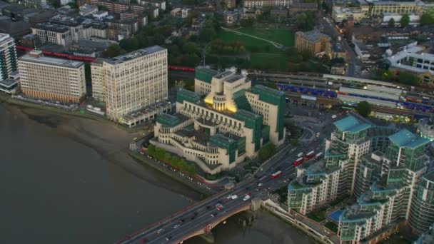 Aerial View Sunset Sis Mi6 Building Vauxhall Cross Commuter Traffic — Stock Video