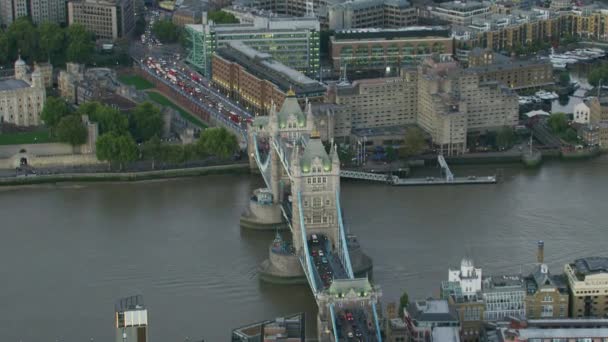 空中日落景观市政厅泰晤士河塔桥通勤车辆和客运渡轮伦敦英格兰英国 — 图库视频影像