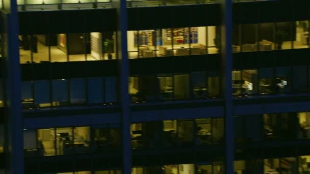 波士顿 2017年11月 空中城市照亮办公室人的夜视图在市中心波士顿金融办公室商业区的摩天大楼大厦在马萨诸塞州美国 — 图库视频影像