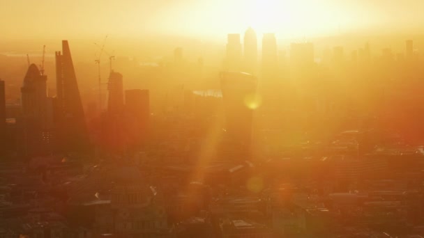 太陽フレア イギリス ロンドンのカナリー ワーフ シティ金融街商業高層ビルの上からの眺め日の出 — ストック動画
