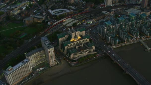 日没照らされた建物 Mi6 外国諜報機関通勤交通ヴォクスホール ブリッジ ロンドン イングランド イギリス ロンドン英国 2017年 — ストック動画