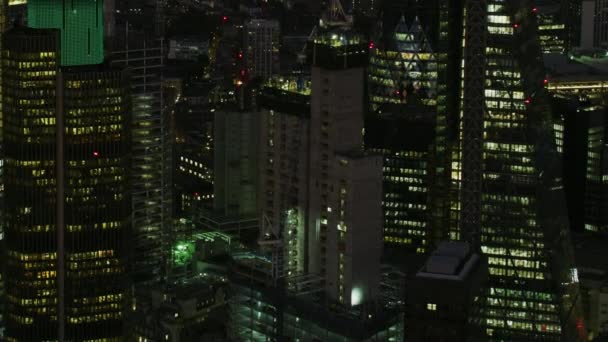 鸟瞰在夜间伦敦天际线城市灯光和金融区照明办公室现代商业摩天大楼英国英国 — 图库视频影像
